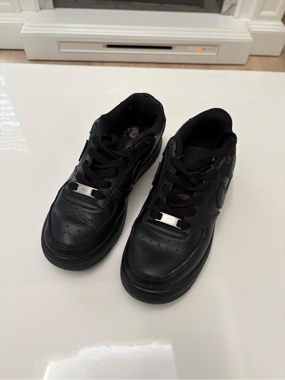 Kids. Black Leather Sneakers - Classic Low-Top Lace-Up size 4.5 Y